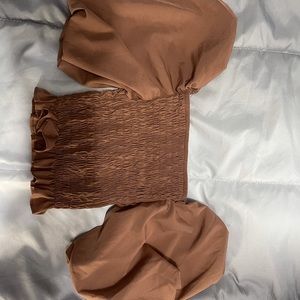 SMOCKED CROP TOP WITH POP SLEEVES.